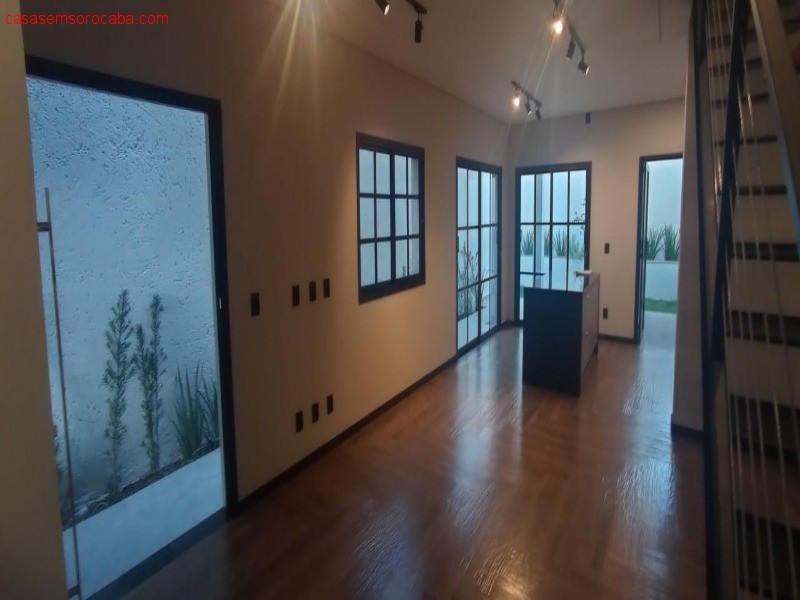 Casa com 2 dormitórios em Jardim Karolyne